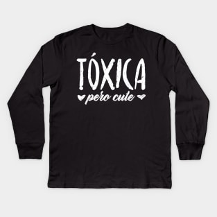 Tóxica pero cute - Toxic but cute - white design Kids Long Sleeve T-Shirt